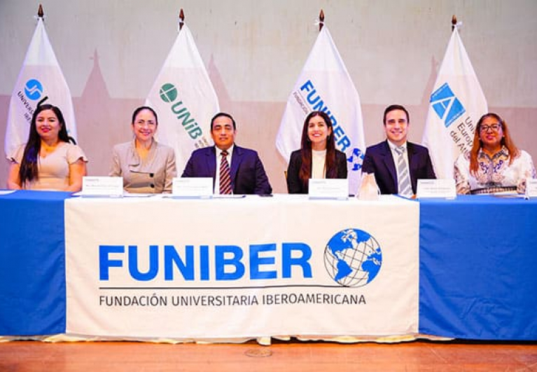 Entrega de títulos en Ecuador